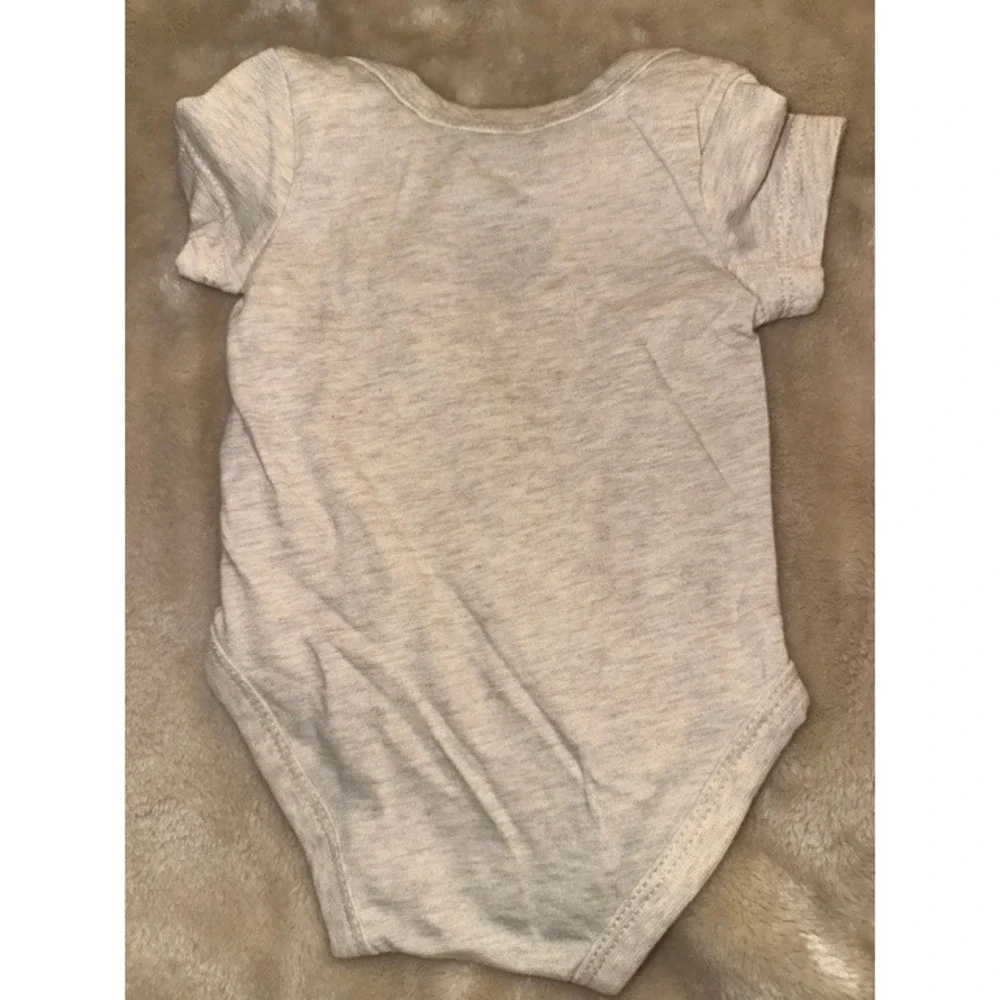 Nike Baby Bodysuit Oatmeal Heather Short Sleeve Swoosh Logo Newborn Infant (E)